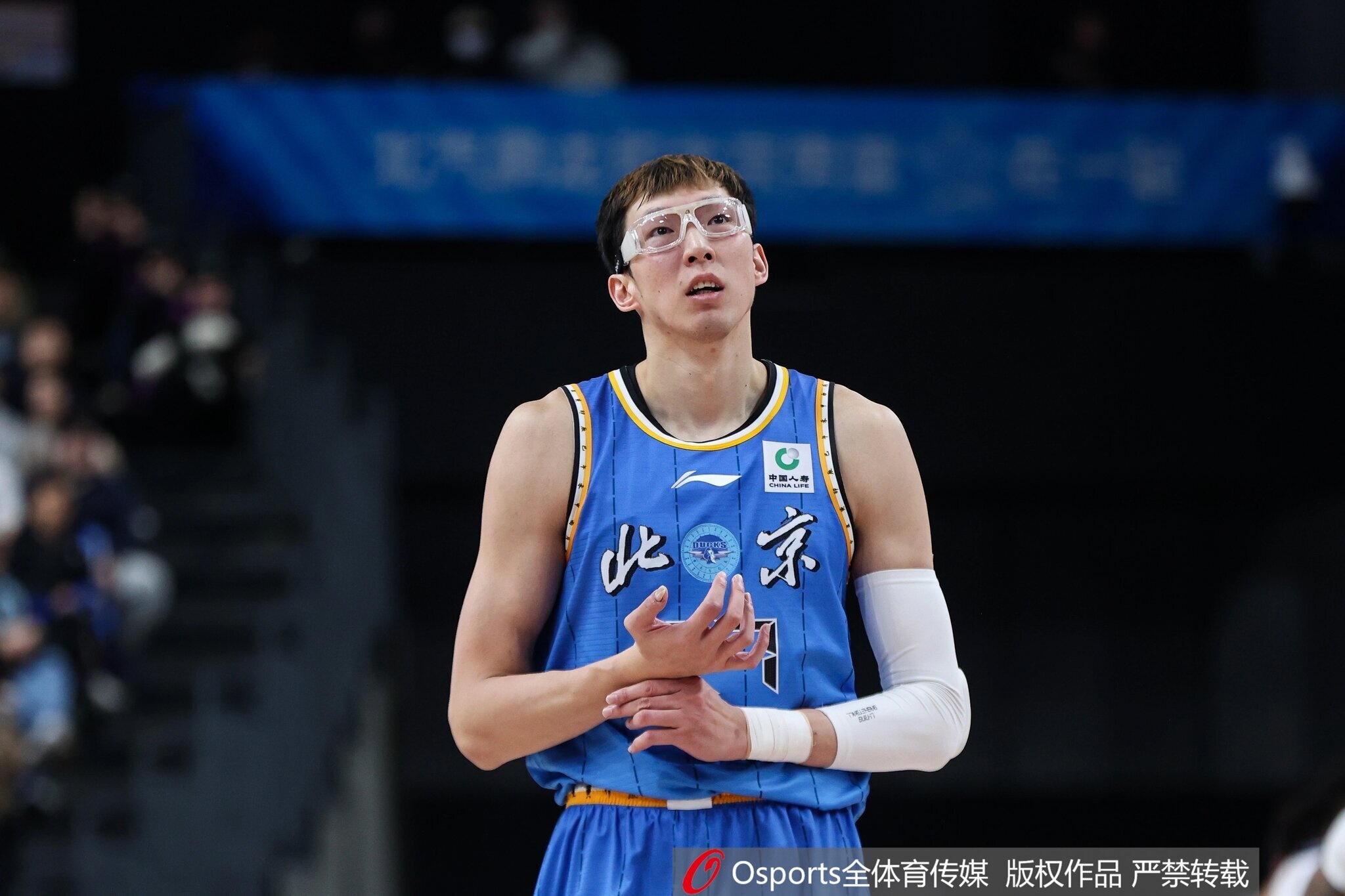 直播吧：周琦眼伤还需要观察 但伤情比去年要轻