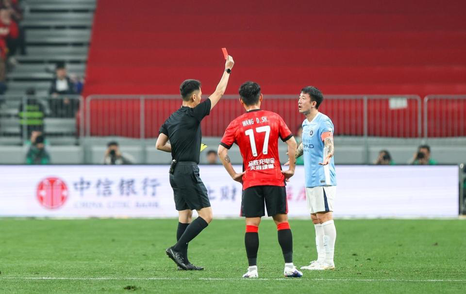 世界杯竞猜-肘击致蓉城外援缝15针！37岁前国脚因严重犯规遭追罚 禁2场+罚1万